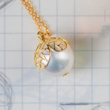 Load image into Gallery viewer, Southsea Pearl pendent with gold Petals-Large
