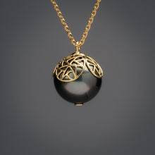 Load image into Gallery viewer, Tahitian pearl necklace pendent with gold Petals-medium