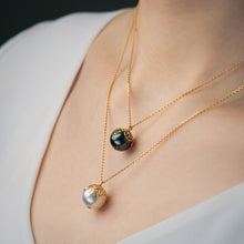Load image into Gallery viewer, Tahitian pearl necklace pendent with gold Petals-medium