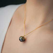 Load image into Gallery viewer, Tahitian pearl necklace pendent with gold Petals-medium
