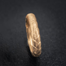 Load image into Gallery viewer, Golden Veins — Gold band-4mm