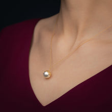 Load image into Gallery viewer, Southsea Pearl pendent with Gold Petals-Medium