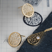 Load image into Gallery viewer, Yellow Gold Raindrop Pendant with Diamond