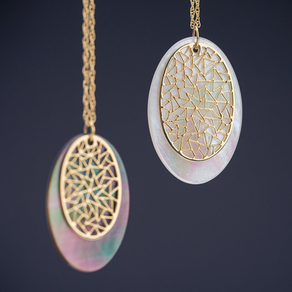 Oval Mother of pearl pendant (white)