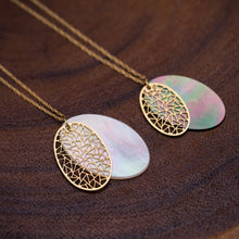 Load image into Gallery viewer, Oval Mother of pearl pendant (white)