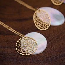 Load image into Gallery viewer, Round Mother of pearl pendant (white)