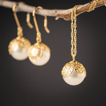 Load image into Gallery viewer, Southsea Pearl pendent with Gold Petals-Medium