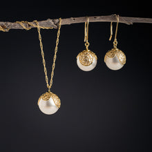 Load image into Gallery viewer, Southsea Pearl pendent with Gold Petals-Medium
