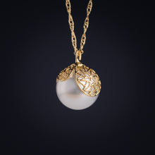 Load image into Gallery viewer, Southsea Pearl pendent with Gold Petals-Medium