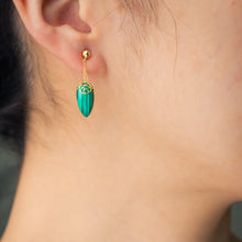 Load image into Gallery viewer, Green raindrops earrings
