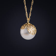 Load image into Gallery viewer, Pearl pendent with Gold Petals
